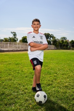 Justin posant avec un ballon de foot