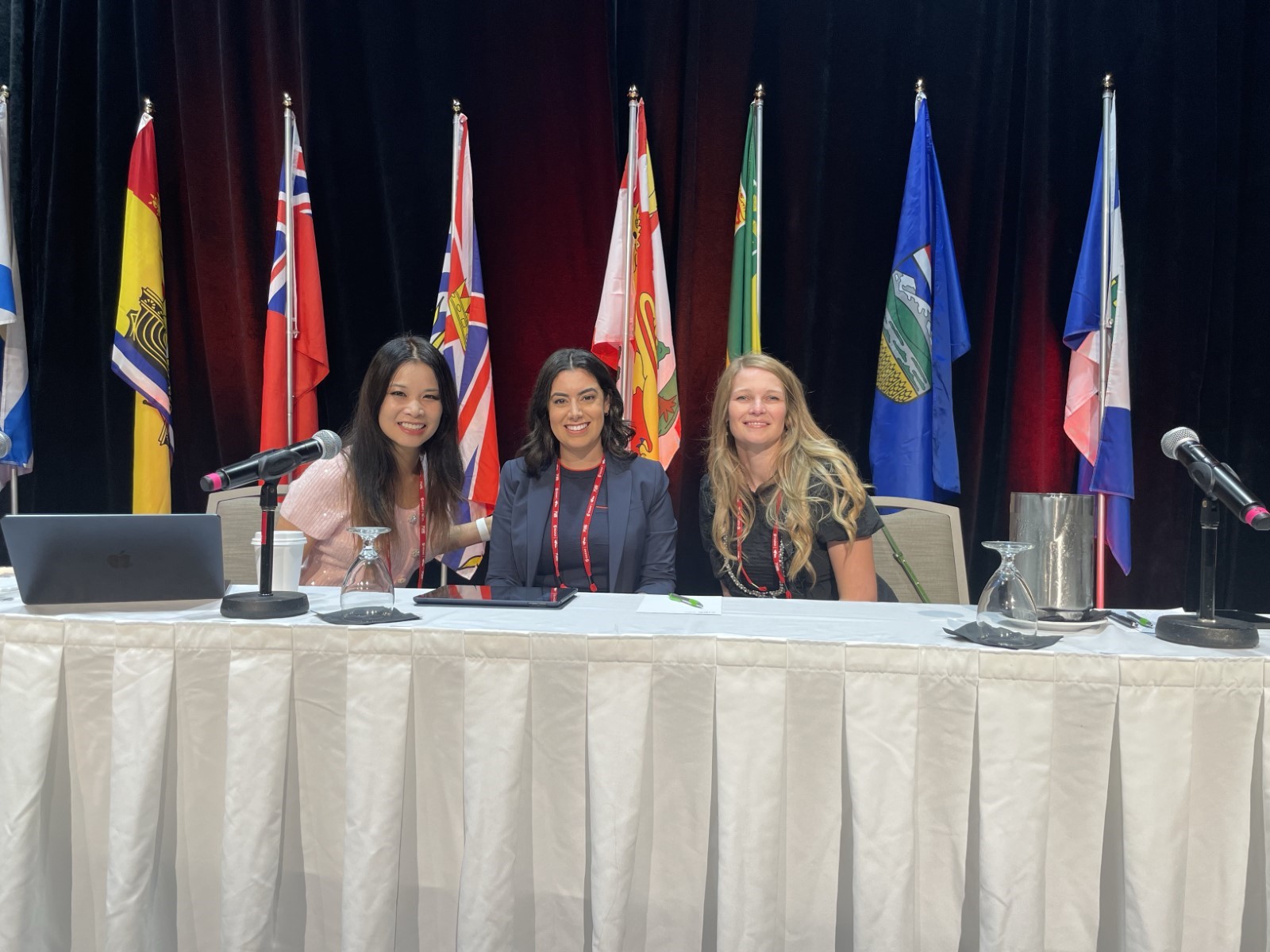 Christina Sit de la SLLC, en compagnie de Dior Caruso et de Stephanie Lalonde, infirmières, lors de la table ronde sur la valeur du point de vue du personnel infirmier dans les décisions quant au remboursement des traitements contre le cancer par l’État.