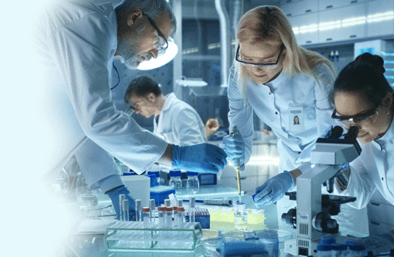 Quatre chercheurs travaillant dans un laboratoire