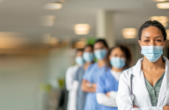 Un groupe de médecins posant pour une photo