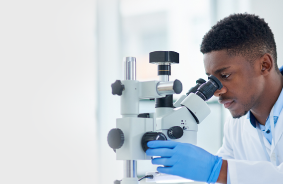 Médecin à l'aide d'un microscope