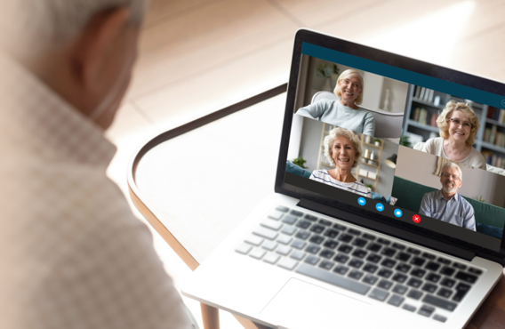 Homme regardant une vidéo sur son ordinateur