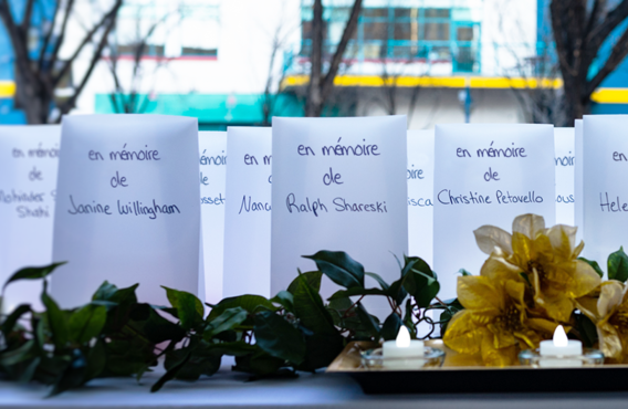 "En mémoire de" Papiers alignés avec des fleurs