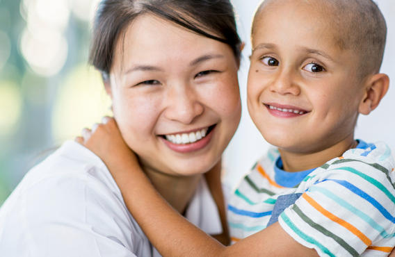 Une femme et un enfant s'enlacent