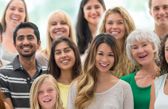 Un groupe de personnes souriant pour une photo