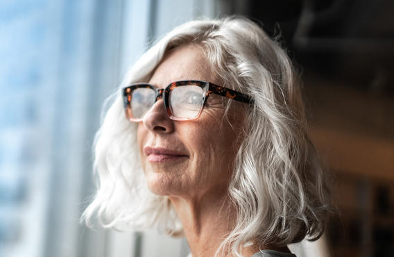 femme regardant au loin