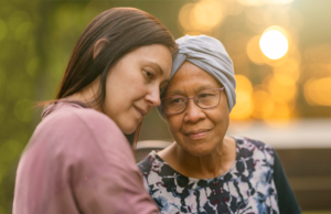 Une jeune femme tenant une femme plus âgée