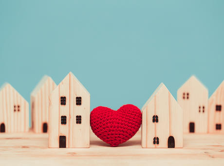 Une ville miniature en bois avec un cœur au milieu