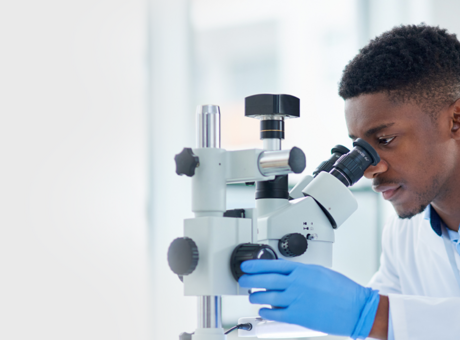 Médecin à l'aide d'un microscope