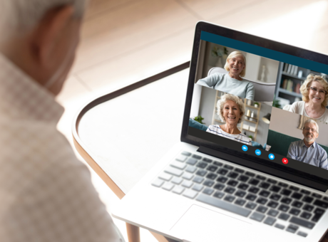 Homme regardant une vidéo sur son ordinateur