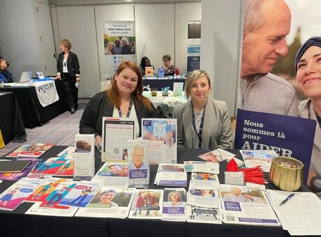 Jennifer-Heroux-Bourdas et Jolyane Pelletier, responsables des services à la communauté de la SLLC, lors du Congrès annuel de l’Association québécoise des infirmières en oncologie (AQIO), le 12 avril dernier.