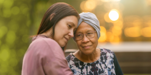 Une jeune femme tenant une femme plus âgée