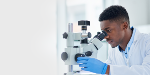 Médecin à l'aide d'un microscope