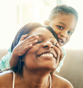 Garçon couvrant les yeux de sa mère