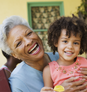 Grand-mère avec petite fille