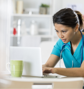 Docteur avec ordinateur portable