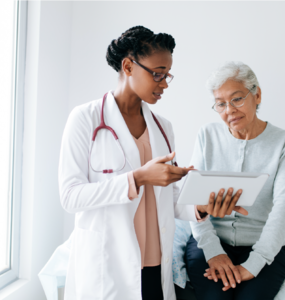 Une femme avec un médecin examinant les résultats des tests.