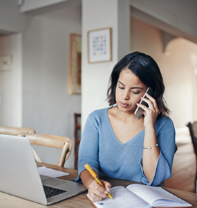 Femme au bureau au téléphone