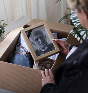 Une vieille femme regarde une photo de son mari