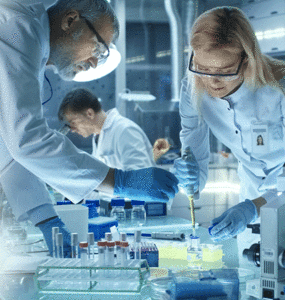 Quatre chercheurs travaillant dans un laboratoire