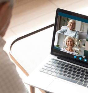 Homme regardant une vidéo sur son ordinateur