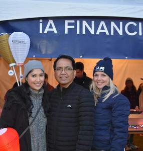 Une photo de groupe de personnes de iA Financière lors d’un événement Illumine la nuit