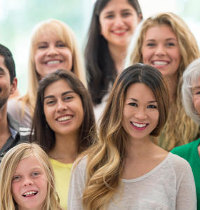 Un groupe de personnes souriant pour une photo