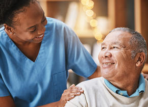 Une infirmière avec un patient