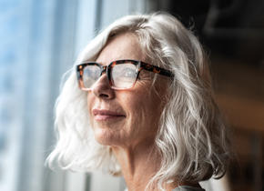 femme regardant au loin