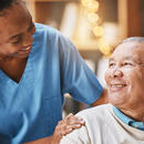 Une infirmière avec un patient