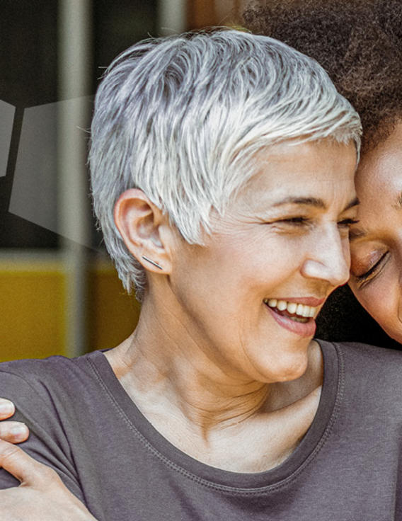 Deux femmes s'embrassant et souriant