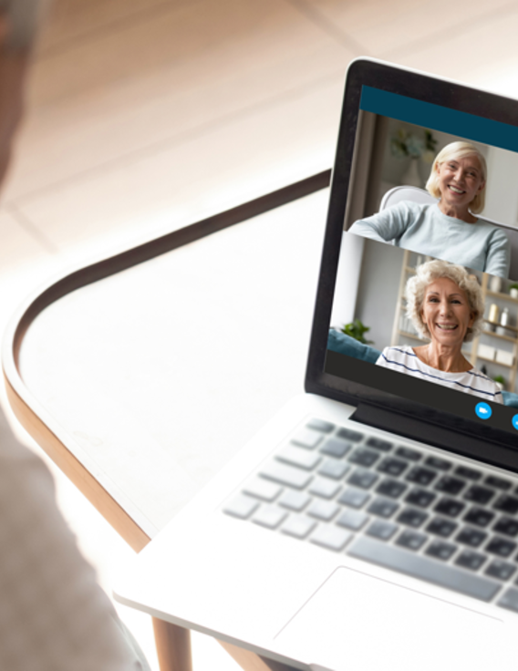 Homme regardant une vidéo sur son ordinateur