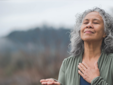 Une femme avec sa main sur son coeur