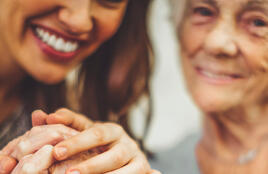 Deux femmes se tenant la main et souriant